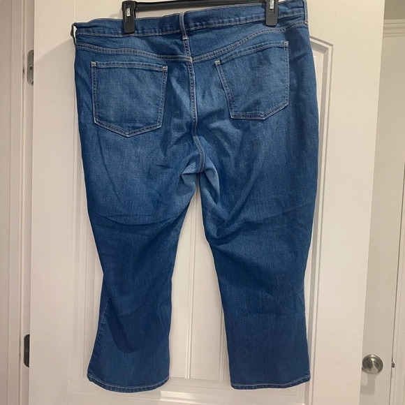 Women’s Cropped medium wash jeans with stretch - Picture 2 of 3